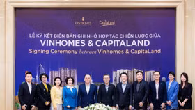 Sự kiện ký kết có sự hiện diện của ông Jonathan Yap, Tổng giám đốc CLD (giữa) và ông Phạm Nhật Vượng, Chủ tịch Tập đoàn Vingroup (thứ năm từ trái sang) cùng các lãnh đạo hai bên