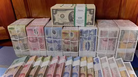 Dịch vụ đổi tiền bùng nổ trước Tết, người dân đối mặt rủi ro pháp lý