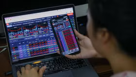 VN-Index điều chỉnh quanh 1.900 điểm, xu hướng tăng còn được giữ?
