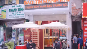 Mua vàng “trên giấy”: Tiệm vàng “cầm chuôi”, người mua coi chừng ngậm đắng!