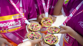Huy chương của giải chạy AEON Ekiden 2025 được thiết kế từ vật liệu tái chế thân thiện với môi trường