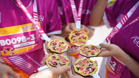 Huy chương của giải chạy AEON Ekiden 2025 được thiết kế từ vật liệu tái chế thân thiện với môi trường