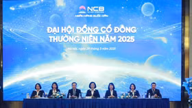 Ban chủ tọa chia sẻ với cổ đông tại Đại hội 