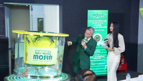 Nhà sáng lập Mosla, ông Nguyễn Văn Khoẻ giải thích về cơ chế hoạt động của bẫy muỗi bằng mô hình bẫy muỗi khổng lồ