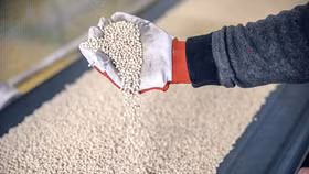 Chính thức đánh thuế VAT 5% đối với phân bón: Doanh nghiệp nào được hưởng lợi?