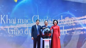Phó Thống đốc Đào Minh Tú và bà Lê Thị Thúy Sen, Vụ trưởng Vụ Truyền thông khai mạc chuỗi sự kiện.