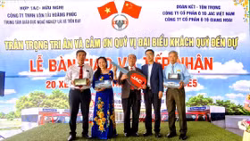 Ông Nguyễn Văn Hạnh, Giám đốc Trung tâm Lái xe Tiến Đạt (giữa) nhận bàn giao 20 xe tải H360E5 từ JAC Việt Nam