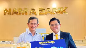 Khách hàng nhận thưởng đợt 1 chương trình “32 năm đồng hành – Ngàn quà tặng tri ân”