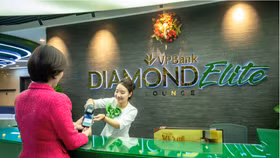 Giấc mơ thành VIP ngân hàng, cần bao nhiêu tiền để vượt qua "cửa hẹp"?