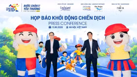 Ông Alwin Low, Tổng giám đốc CLD Việt Nam khu vực miền Bắc, cùng ông Đỗ Duy Vị, đồng Giám đốc điều hành Tổ chức Trẻ em Rồng Xanh thực hiện nghi thức khởi động chiến dịch “Bước chân gắn kết yêu thương”