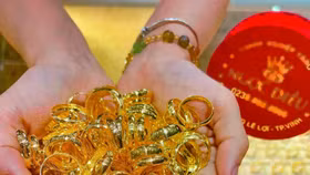 Thị trường vàng biến động mạnh đầu năm, nhà đầu tư lỗ tới 10 triệu đồng mỗi lượng