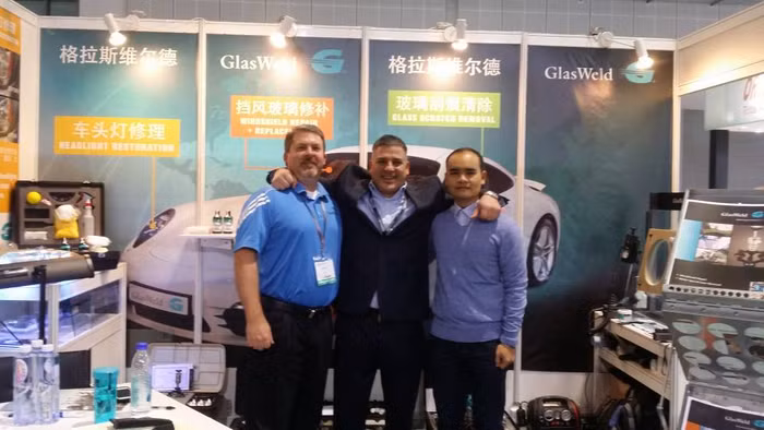 Anh Đỗ Hồng Trường (đứng thứ 3 từ trái sang phải), Giám đốc Công ty TNHH Hoá Chất và công nghệ Đức Phát luôn tâm niệm: Mỗi sản phẩm mà Đức Phát sử dụng phải là sản phẩm chất lượng nhất để phục vụ khách hàng