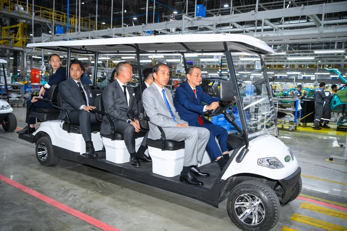 Ông Phạm Nhật Vượng đã trực tiếp cầm lái đưa Tổng thống Joko Widodo tham quan nhà máy VinFast