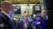 Phố Wall lập đỉnh, giá dầu giảm nhẹ 