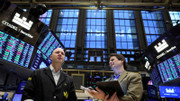 Nasdaq phá kỷ lục, Phố Wall đặt cược vào khả năng Fed cắt giảm lãi suất 