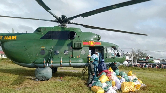 Trực thăng hỗ trợ vùng bị cô lập sáng 23/11 (Ảnh: Lê Tâm)