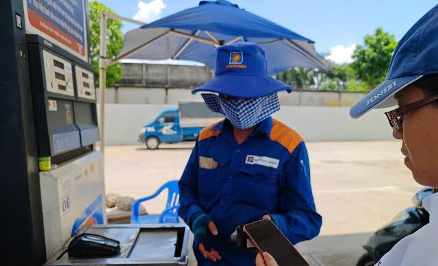 Giá xăng tăng sốc lên hơn 27.000 đồng/lít, dầu hỏa vọt lên 35.000 đồng/lít