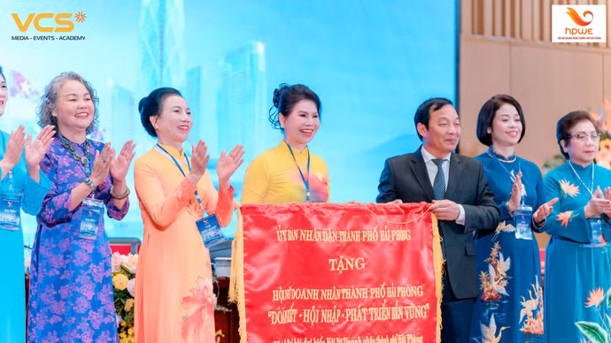 Đồng chí Lê Văn Hiệu, Phó Bí thư Thành ủy, Chủ tịch HĐND thành phố trao bức trướng tặng Hội Nữ doanh nhân thành phố