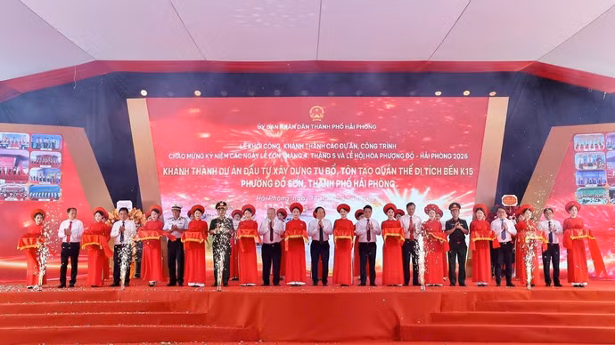 Các đại biểu thực hiện nghi thức khánh thành công trình dự án đầu tư xây dựng, tu bổ và tôn tạo quần thể di tích Bến K15