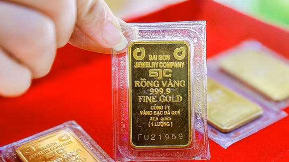 Vàng “lệch pha” thị trường quốc tế, nhà đầu tư thận trọng