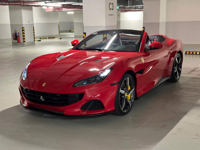 Chiếc Ferrari Portofino M được trang bị cùm kẹp phanh vàng đã cho biết đây chính là chiếc xe đầu tiên được nhập khẩu về Việt Nam hồi năm 2022. (Ảnh: Vic Nguyen) img-7895.jpg