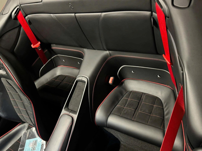 Hai chỗ ngồi nhỏ phía sau khiến Ferrari Portofino M thuộc dòng siêu xe 2+2 chỗ ngồi. (Ảnh: Vic Nguyen) img-7902.jpg