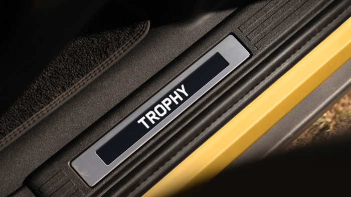 Logo Trophy phát sáng ở bậc cửa lên xe def-26my-trophy-edition-yellow-190625-15a.jpg