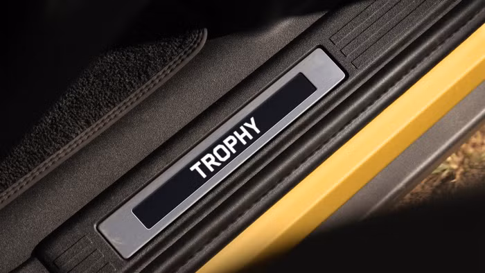 def-26my-trophy-edition-yellow-190625-15a.jpg
