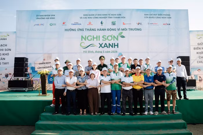 Đại diện của hơn 11 doanh nghiệp, tổ chức, đơn vị phối hợp và người dân địa phương đã tham gia lễ phát động Chiến dịch Nghi Sơn Xanh 2026.