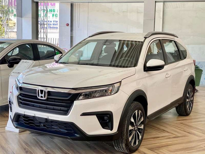 Nhiều mẫu xe từ các thương hiệu phổ thông cũng đang có nhiều ưu đãi cho khách hàng honda-brv-g-giam-gia.jpg