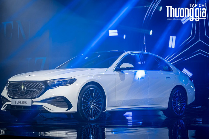 Mercedes-Benz E-Class thế hệ thứ 6 (W124) chính thức được ra mắt tại Việt Nam với giá bán khởi điểm gần 2,45 tỷ đồng dsf9621-9690.jpg