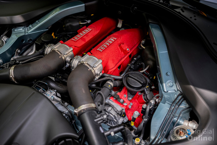 Khối động cơ V8, 3.9L được trang bị bên dưới nắp capo của Ferrari Roma Spider dsf9189.jpg