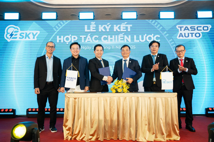 1-dai-dien-tasco-auto-va-esky-ky-ket-hop-tac-chien-luoc-phat-trien-he-thong-tram-sac-nhanh-cho-xe-dien-tai-viet-nam.jpg