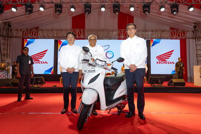 Ông Toshihiro Mibe bên chiếc xe Honda thứ 500 triệu được sản xuất anh-su-kien.jpg
