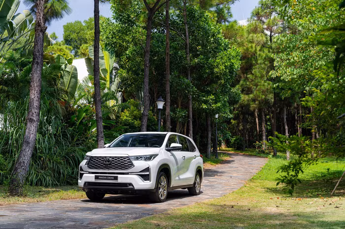 innova-cross-hev.jpg