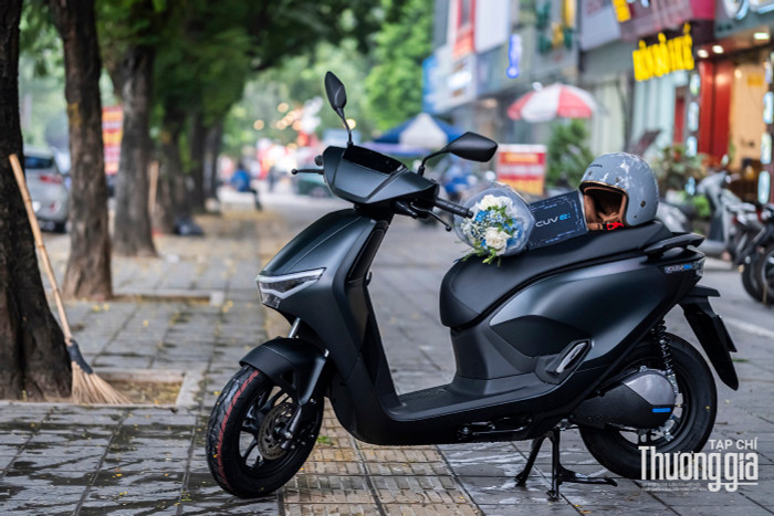 Honda CUV e: có thiết kế tương tự những mẫu xe tay ga cao cấp với sàn để chân rộng, yên lớn... dsf2463.jpg