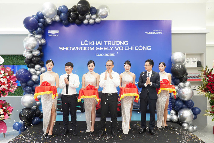 Trong tháng 10, 6 showroom của Geely cũng được khai trương trên khắp cả nước geely-vo-chi-cong.jpg