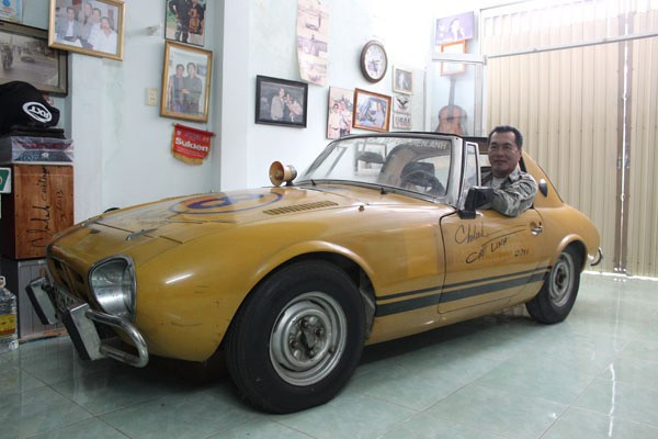 Ông Thành Phát, chủ xe hiện nay của chiếc Toyota Sports 800 đã từng thuộc về danh ca Chế Linh toyota-sports-800-1962-sieu-xe-mot-thoi-cua-danh-ca-che-linh.jpg