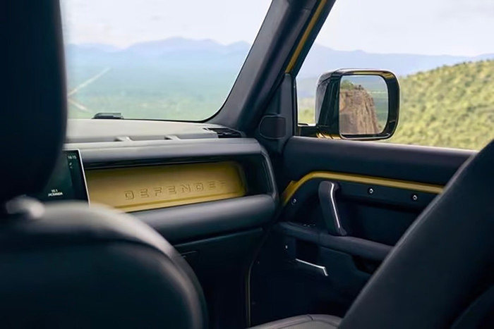 Nội thất mang đậm chất việt dã, mạnh mẽ của Land Rover Defender 110 Trophy Edition tctg-1.jpg