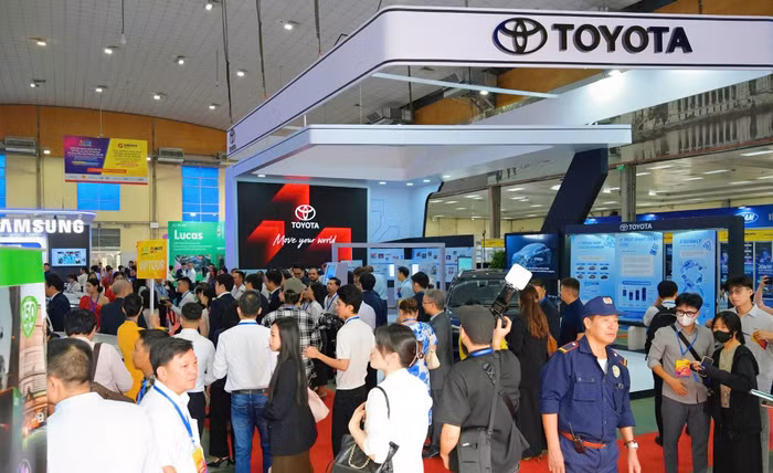 khach-tham-quan-gian-hang-toyota.jpg