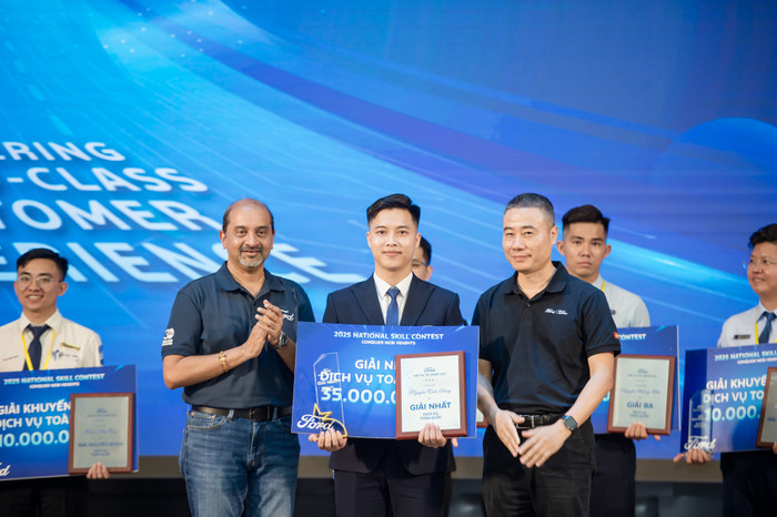 Ông Ruchik Shah cùng những thí sinh đoạt giải trong Hội thi Tay nghề của Ford Việt Nam gun-2451.jpg