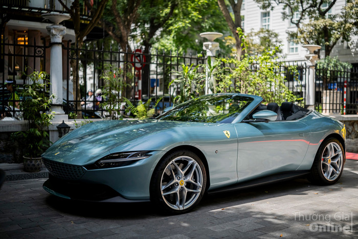 Ferrari Roma Spider đang trưng bày có giá khoảng 23 tỷ đồng do đã có thêm một số tùy chọn riêng dsf9165.jpg