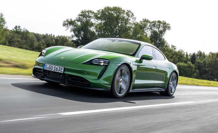 porsche-taycan-verde-autopista-e1589964778606.jpg
