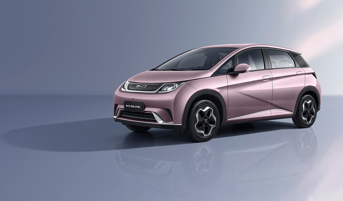 BYD DOLPHIN dù nhỏ gọn nhưng có quãng đường đi lên tới 405 km sau mỗi lần sạc. byd-dolphin-ngoai-that-1.jpg