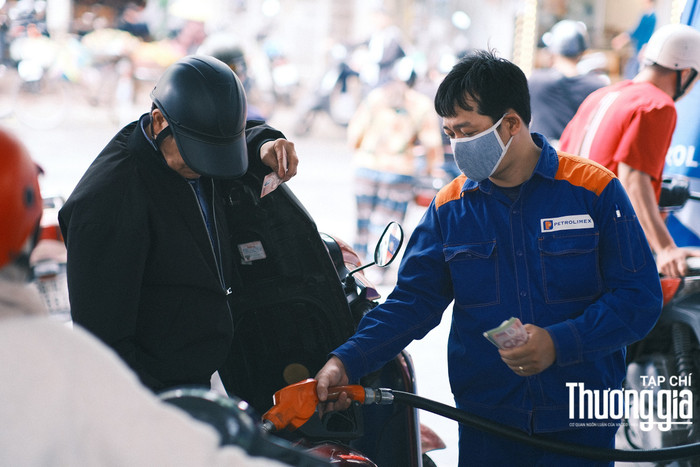 Giá xăng dầu "hạ nhiệt" chiều 25/3, xăng RON 95 rớt khỏi mốc 30.000 đồng