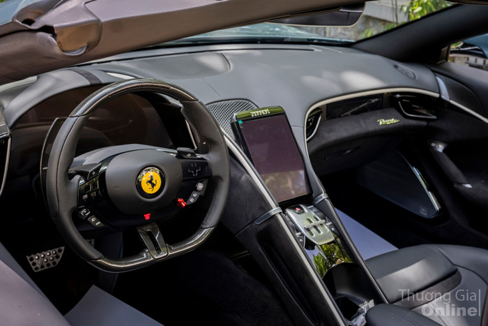 Nội thất của Ferrari Roma Spider hướng tới người lái và vẫn hiện đại nhưng tối giản dsf9170.jpg