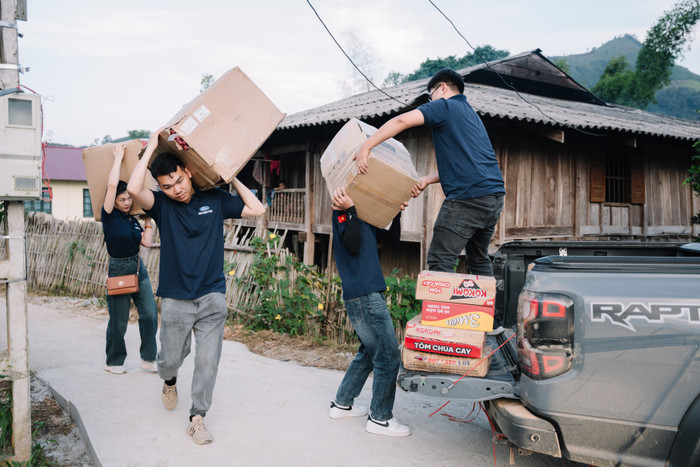Chuyến xe lương thực Food Drive có sự đồng hành không chỉ của Ford Việt Nam mà còn có cả các cá nhân, hội nhóm sử dụng xe Ford rum1450.jpg