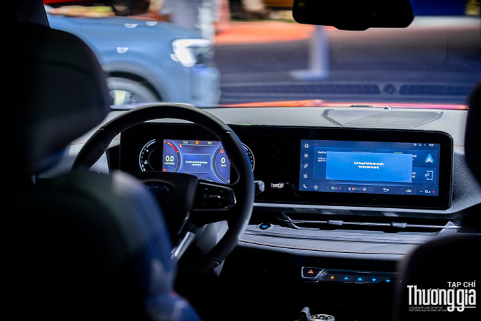 Nội thất bên trong xe được cải thiện thêm một số trang bị hiện đại như công nghệ FordPass™ dscf5379.jpg