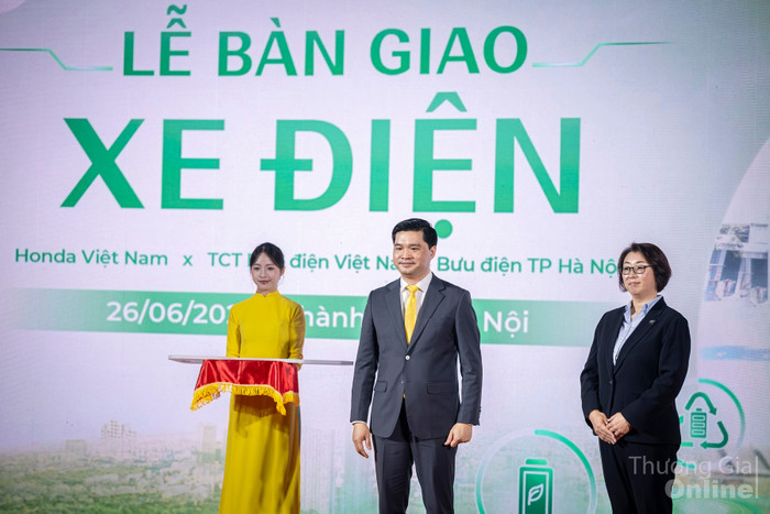 Đại diện Vietnam Post cùng bà Sayaka Hattori, tổng giám đốc Honda Việt Nam dsf0890.jpg
