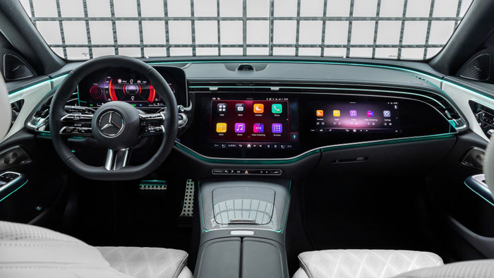 Nội thất bên trong mang đậm chất hiện đại, công nghệ the-new-e-class-2.jpg